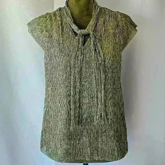 ✨Like New✨ Banana Republic Metallic Flutter Sleeve Top, Gold, Size S - Picture 3 of 10